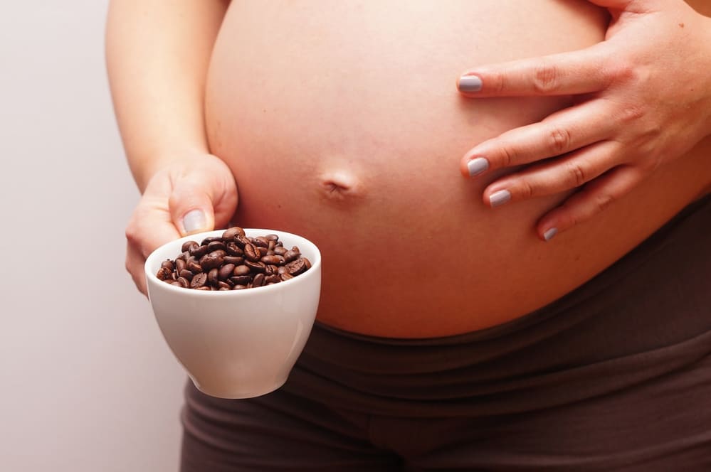 schwangere Frau mit Kaffeebohnen